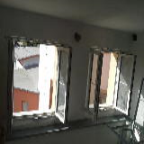 Štěrbinové otvírače na dvoukřídlých oknech.